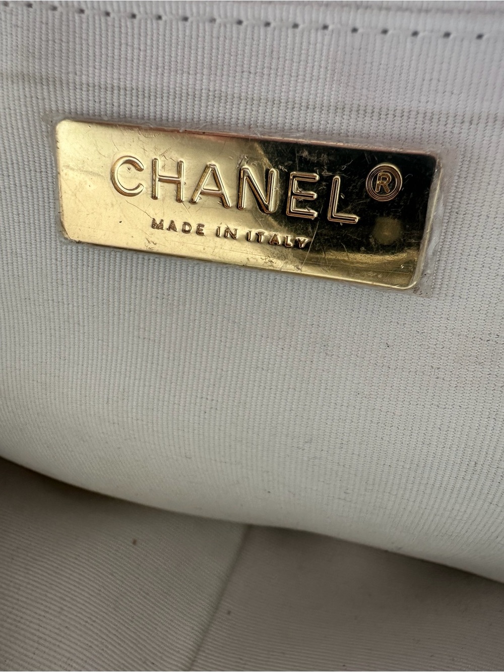 CHANEL White Quilted Leather Shoulder Bag with Mixed Gold and Silver Chain Strap - Picture 6 of 9